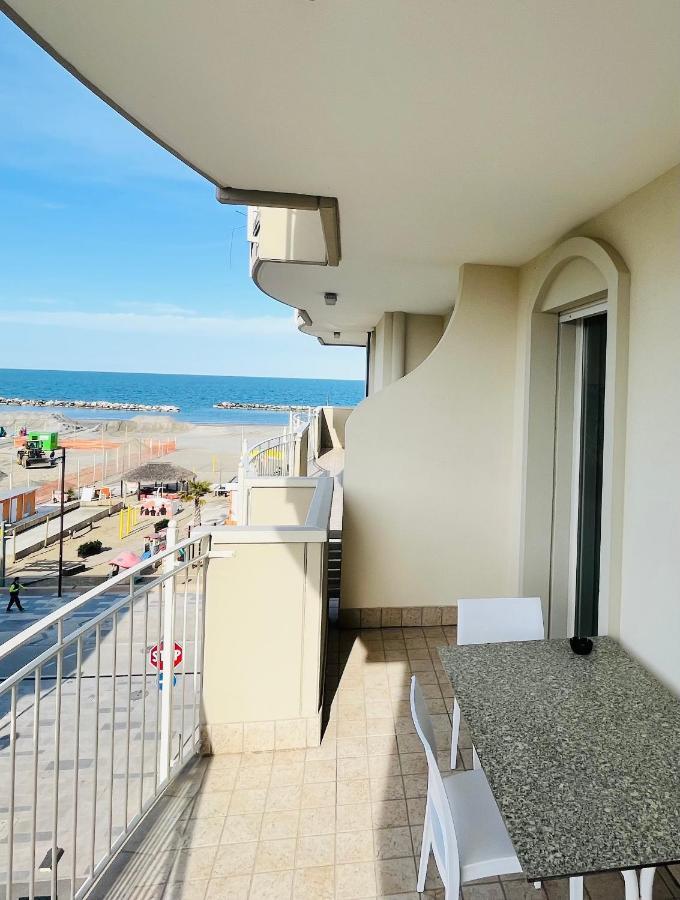 Residence Frontemare Rimini Eksteriør billede