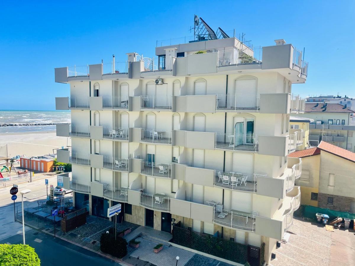 Residence Frontemare Rimini Eksteriør billede