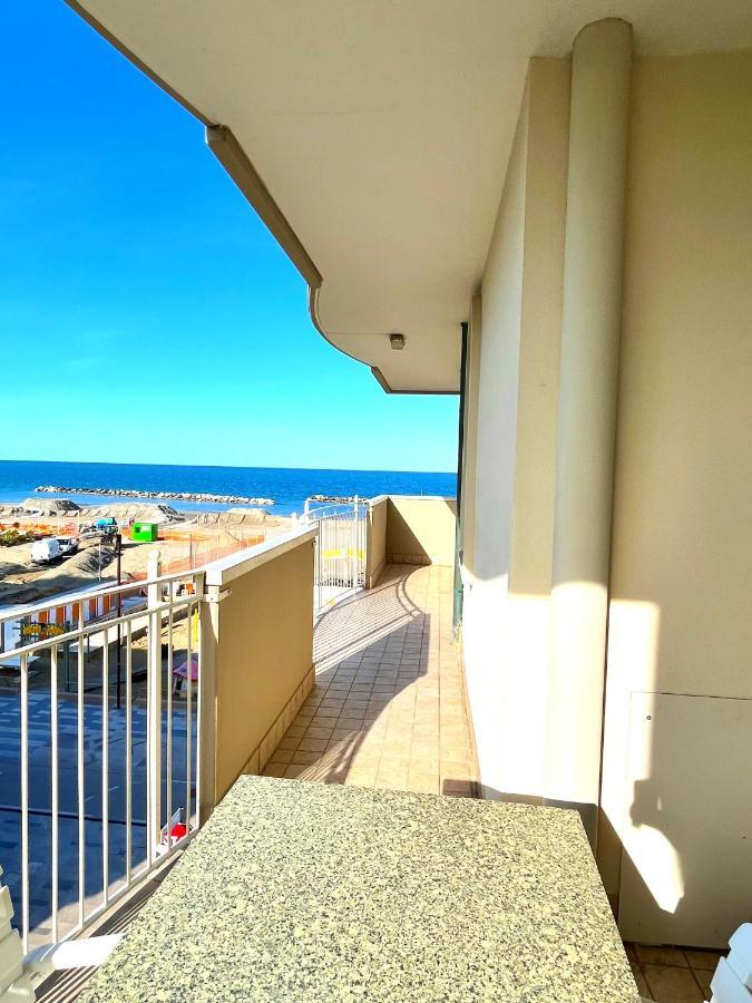 Residence Frontemare Rimini Eksteriør billede
