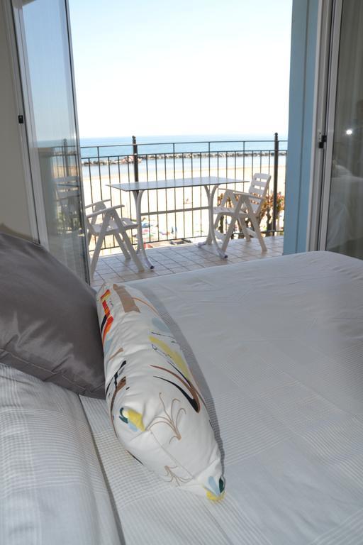 Residence Frontemare Rimini Eksteriør billede