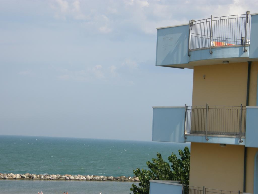 Residence Frontemare Rimini Eksteriør billede